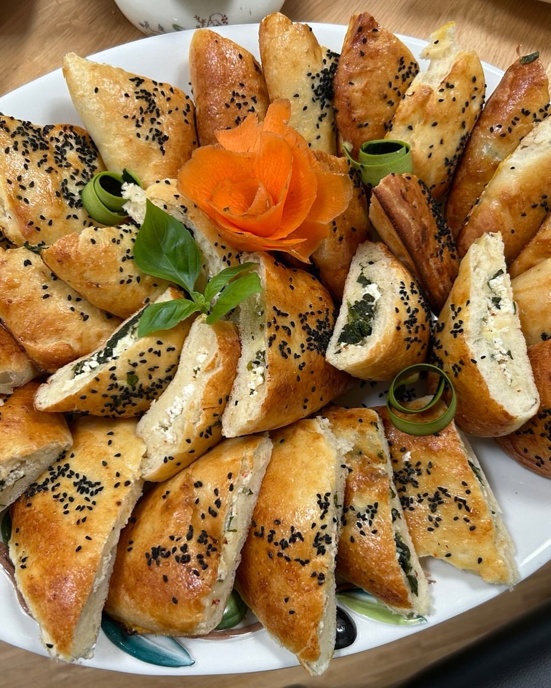 Platte mit frisch gebackenem Börek und Pogaça