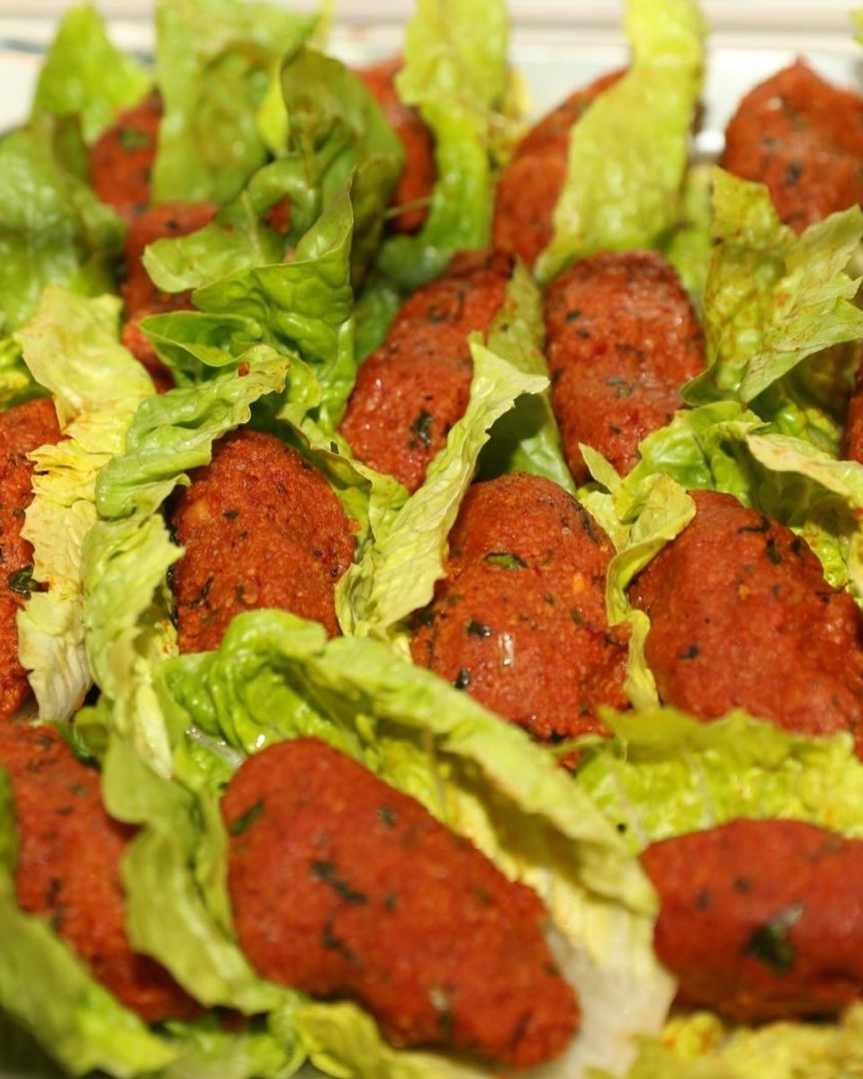 Çiğ Köfte auf Salatblättern